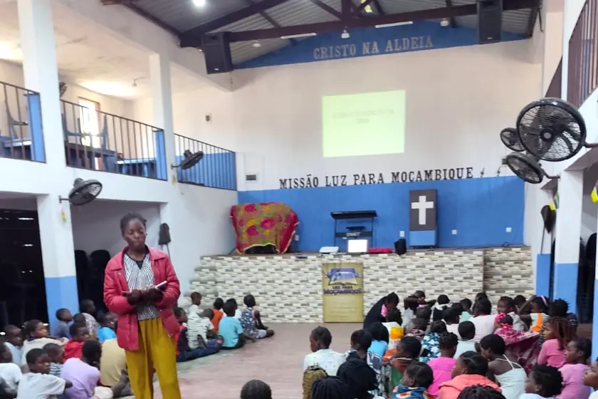 Meeting inside the hall of Missão Luz para Moçambique